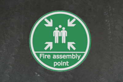 Cartello Vsafety 17021 'Punto Di Raccolta' Con Freccia Sinistra - Adesivo In Vinile, 300x100 Mm, Norma EN ISO 7010